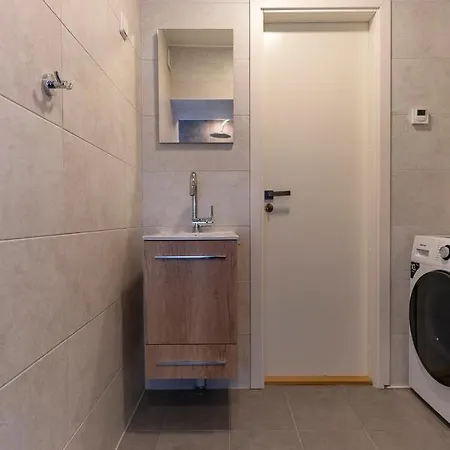 Brand New Studio In City Center Апартаменты *